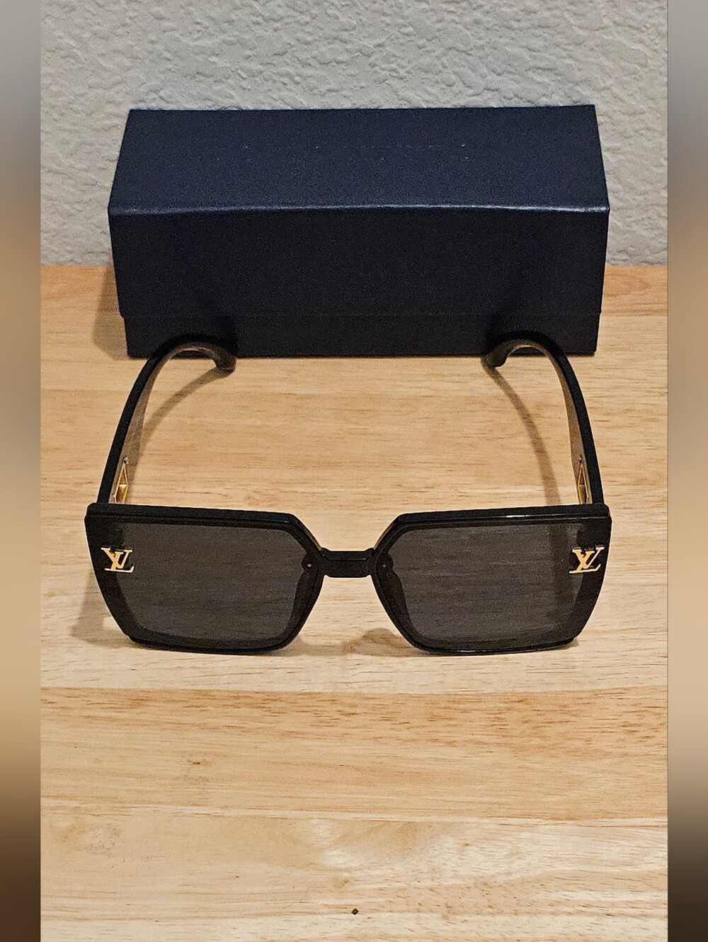 Classic Black Thick Frame Square Sunglasses NWOT- Full Set (Unisex)